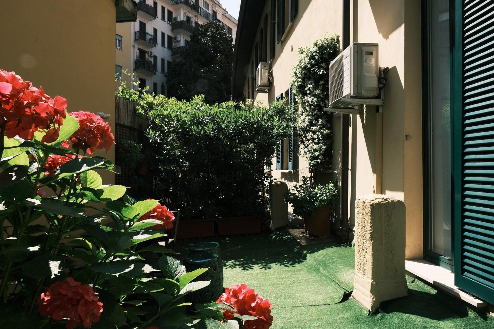 Comecasa Flowery Terraced Apartment Милано Екстериор снимка