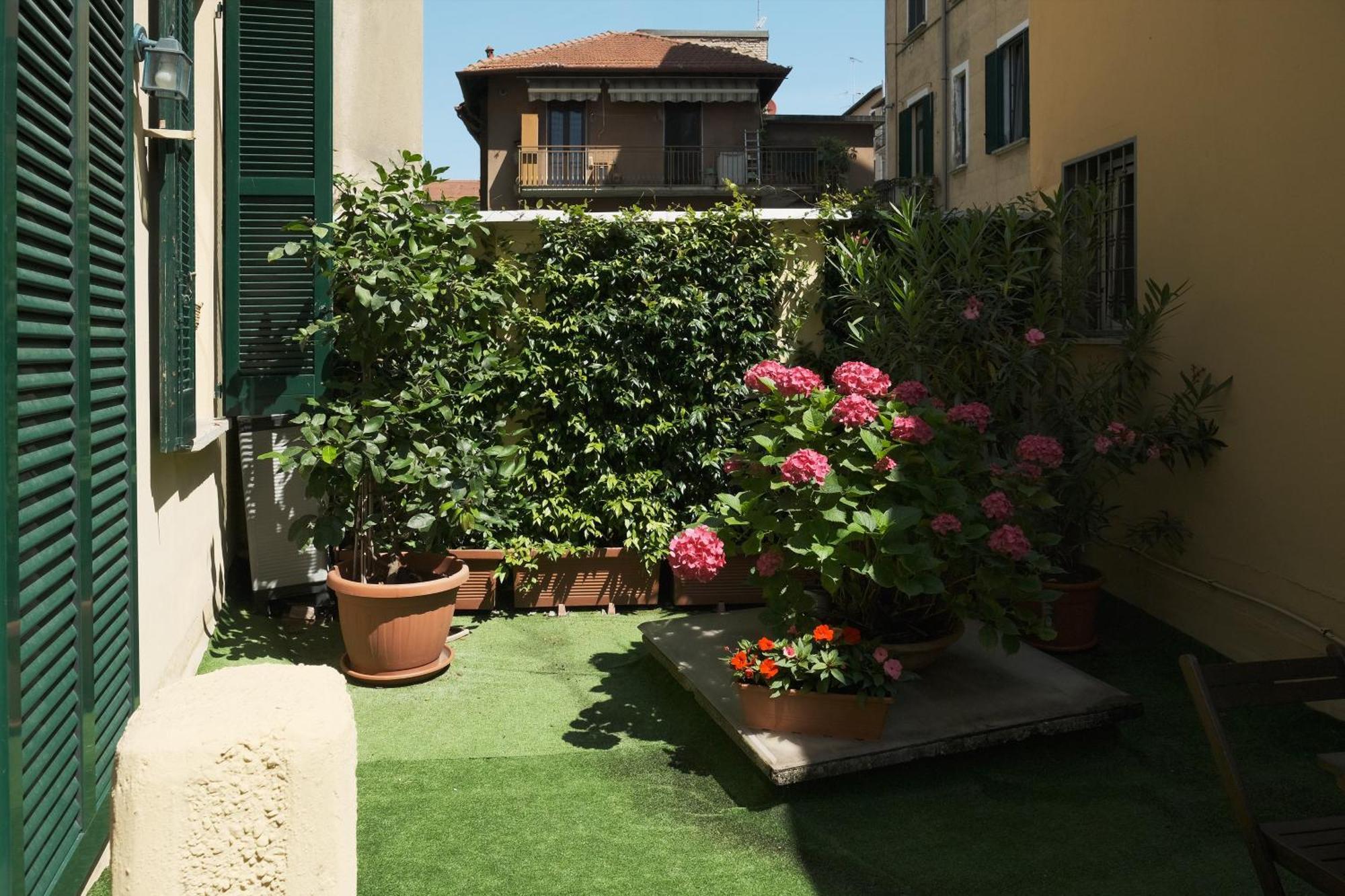 Comecasa Flowery Terraced Apartment Милано Екстериор снимка